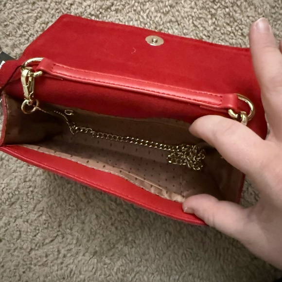 NWT VANESSA WILLIAMS GENUINE SUEDE CLUTCH RED GOLD CHAIN STRAP - Picture 3 of 6